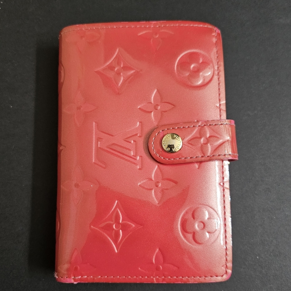 Authentic Louis Vuitton Kisslock Wallet in Pink Vernis 💗